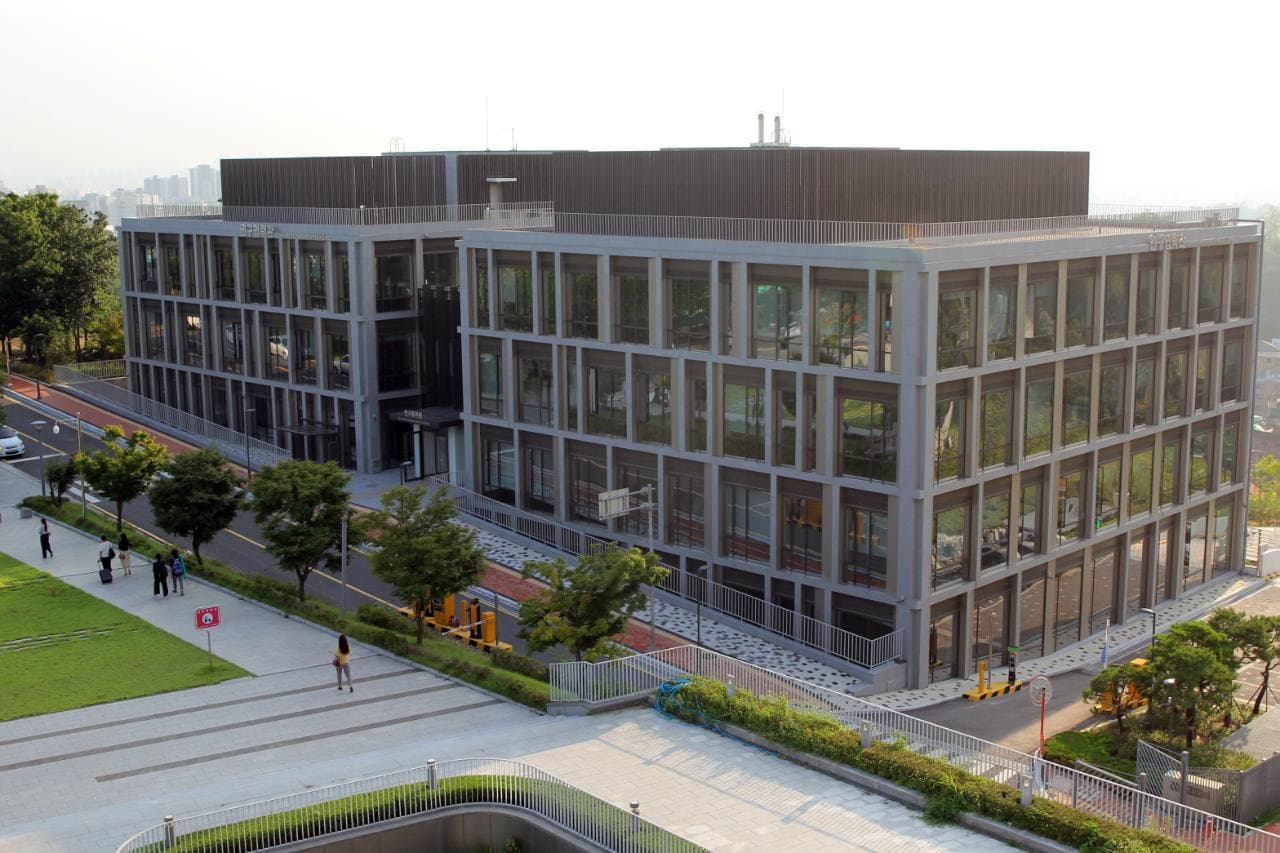 이화여대부스 이화여자대학교 IBS 양자나노과학연구단 건물 이미지